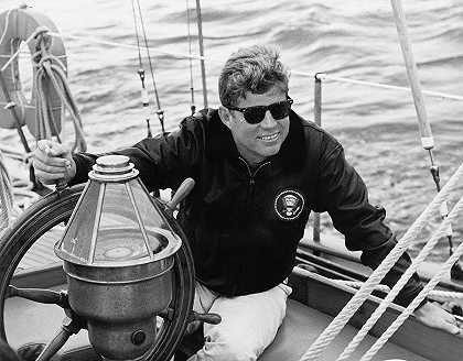 肯尼迪总统乘坐美国海岸警卫队的“Manitou”号游艇在纳拉甘塞特湾航行`President Kennedy Sailing aboard the US Coast Guard yacht \’Manitou\’ in Narragansett Bay by American History