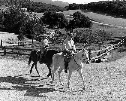 罗纳德·里根总统和里根夫人在拉乔·德尔·西埃洛骑马`President Ronald Reagan and Mrs. Reagan Horseback Riding at Racho Del Cielo by American School