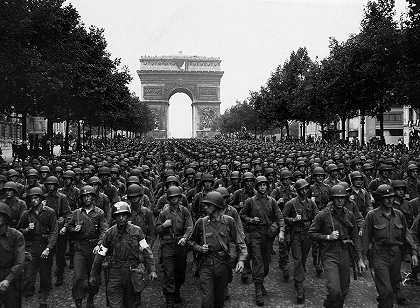 巴黎解放后，美国士兵沿着香榭丽舍大街和凯旋门行进`Liberation of Paris, American soldiers marching down the Champs Elysees with the Arch de Triomphe by American History