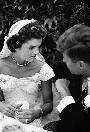 杰奎琳·布维尔·肯尼迪和约翰·肯尼迪在罗德岛举行的婚礼招待会上交谈`Jacqueline Bouvier Kennedy and John Kennedy talking at their Wedding Reception, Rhode Island by Toni Frissell