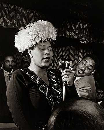 艾拉·菲茨杰拉德与雷·布朗、迪兹·吉莱斯皮和米尔特·杰克逊合影，1947年`Ella Fitzgerald with Ray Brown, Dizzy Gillespie, and Milt Jackson, 1947 by William Paul Gottlieb