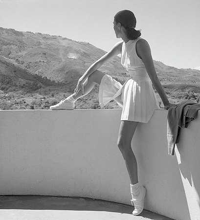 穿着网球服的时装模特`Fashion Model wearing Tennis Outfit by Toni Frissell