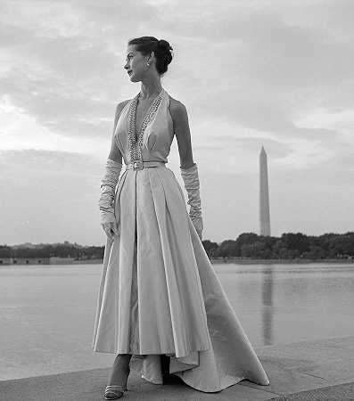 时装模特身着晚礼服，带潮汐盆地和华盛顿纪念碑`Fashion Model posing in an Evening Gown with Tidal Basin and Washington Monument by Toni Frissell