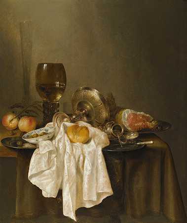 威廉·克莱兹·赫达（Willem Claesz Heda）的一张半遮半掩的桌子上摆着一张班克杰静物画（Banketje Still Life），旁边摆着一个银色塔扎（Tazza），一个火腿、桃子、一个盐窖、一个面包卷和一块白布`A Banketje Still Life With A Roemer, A Silver Tazza On Its Side, A Ham, Peaches, A Salt Cellar, A Bread Roll And A White Cloth On A Partly Draped Table by Willem Claesz Heda