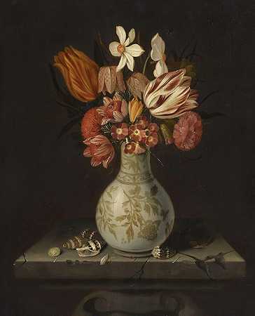 静物画中的郁金香、番红花、报春花和其他花朵放在一个花瓶里，放在一个石底座上，底座上有贝壳，由扬·巴蒂斯特·范·弗伦伯格（Jan Baptist van Fornenburgh）创作`Still Life With Tulips, Crocuses, Primroses And Other Flowers In A Vase On A Stone Plinth With Shells by Jan Baptist van Fornenburgh