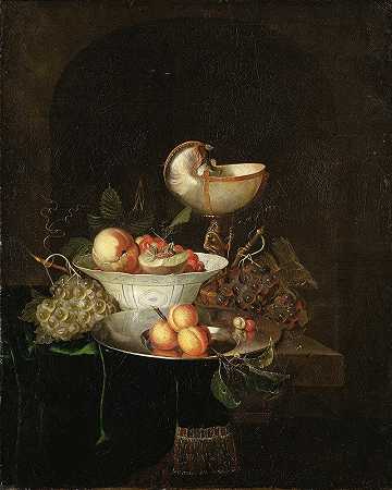 尼古拉斯·范·盖尔德的《水果与鹦鹉螺高脚杯静物》`Still Life with Fruit and a Nautilus Goblet by Nicolaes van Gelder