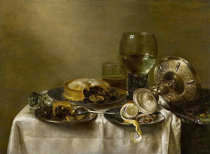 威廉·克莱兹·赫达（Willem Claesz Heda）的一张桌子上摆着一个翻倒的银色塔扎、玻璃器皿、馅饼和一个去皮的柠檬的静物画`A still life with an overturned silver tazza, glassware, pies and a peeled lemon on a table (1633) by Willem Claesz Heda