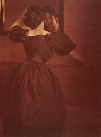 镜子前的女人`Woman before a Mirror (1906) by Heinrich Kühn
