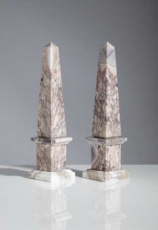 ` by Paar dekorative Obelisken