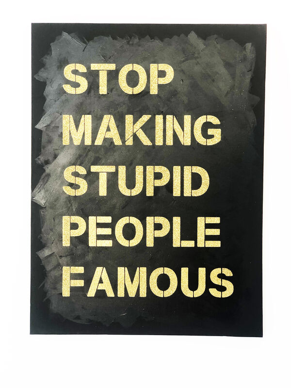 “让愚蠢的人不再出名”——在帆布上的黑色钻石沙雕上的黄金，2021 by Plastic Jesus
