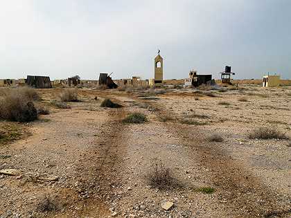 清真寺和托儿所，前陆军训练区，靠近泽莱姆，2007年 by Shai Kremer