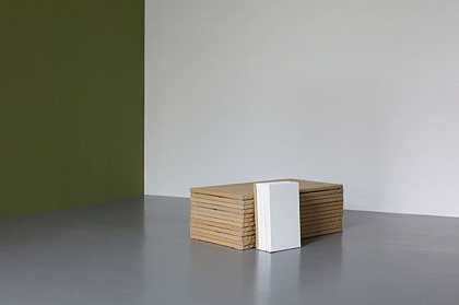 定义/方法。水平/垂直，《从一堆到另一堆》主题5，1989-1990 by Claude Rutault