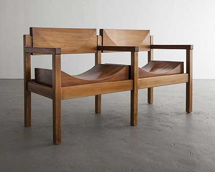 两个座位的“树干长凳”，用实心形状的红木制成，约1954年 by Joaquim Tenreiro