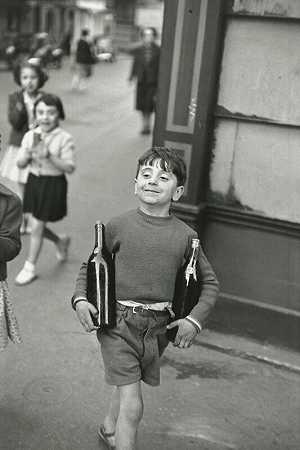 莫夫塔德街，巴黎，1954年 by Henri Cartier-Bresson