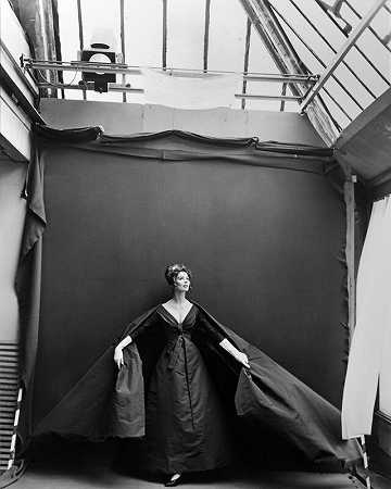 苏西·帕克，迪奥的晚礼服，巴黎工作室，1956年8月 by Richard Avedon
