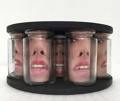 “5个有脸的罐子”，1966年 by Marcel Broodthaers
