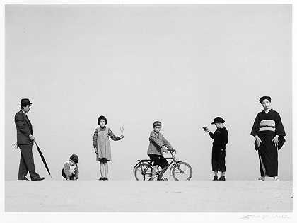 爸爸妈妈和他们的孩子，1949年 by Shoji Ueda