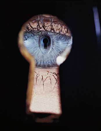 钥匙孔里的眼睛，纽约，1953年 by Irving Penn