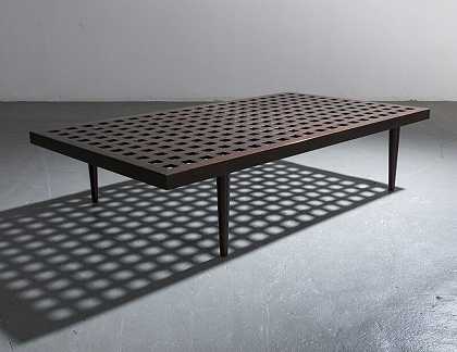 黑檀木棋盘咖啡桌。，约1950年 by Joaquim Tenreiro