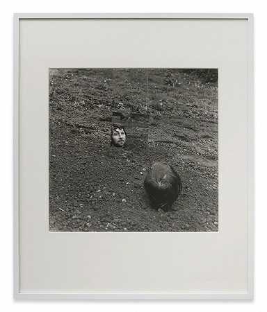 《镜子自葬》，1969年 by Keith Arnatt