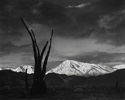 1948年，加利福尼亚州内华达山脉汤姆山日出 by Ansel Adams
