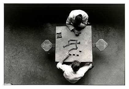 多米诺骨牌玩家，沃尔斯小组，德克萨斯州惩戒部，1967年 by Danny Lyon