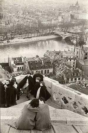 1953/1955年，巴黎塞纳河圣母院大教堂顶上的小学生 by Henri Cartier-Bresson