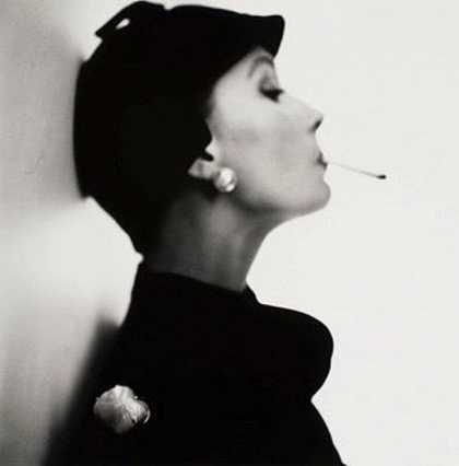 丝绒头盔帽（苏·詹克斯），纽约，1949年，1949年 by Irving Penn