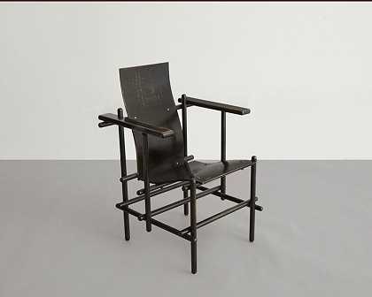 “钢坯”高背椅，1924年 by Gerrit Thomas Rietveld