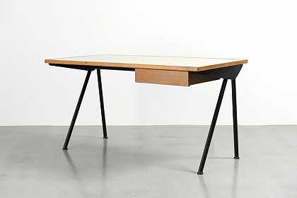 带compas底座的桌子，带管腿的变型，1955年 by Jean Prouvé