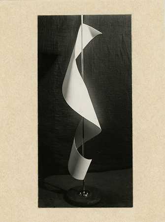 灯罩，1920年 by Man Ray