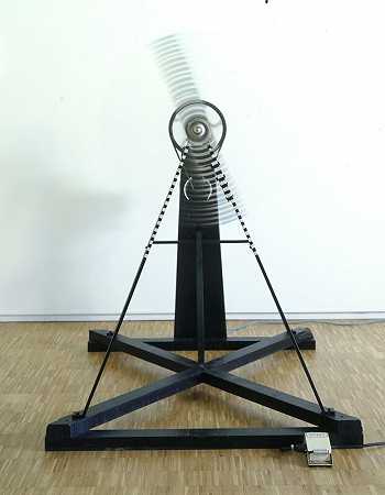 旋转玻璃板（精密光学）。（雷吉·雷诺工作室于1979年制作的复制品，AM 1979-411），1920/1979 by Marcel Duchamp