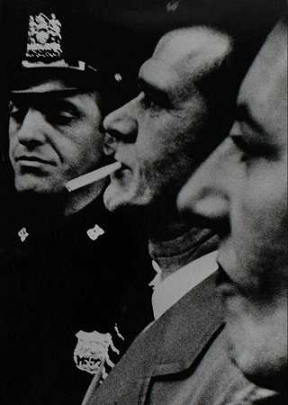 1955年的《2个人资料+警察》 by William Klein