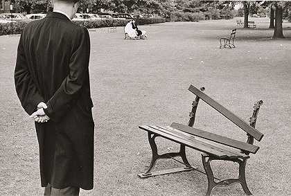 《破长椅》，1962年9月20日，纽约市，1962/1962c by André Kertész