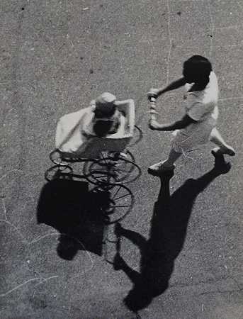 1928年，中国的kolyaskoi（带婴儿车的妇女） by Alexander Rodchenko