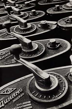 有轨电车操纵杆，1930年 by Boris Ignatovich