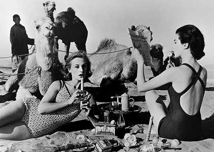 塔蒂安娜和玛丽与骆驼一起玫瑰，摩洛哥，1958年和1958年 by William Klein