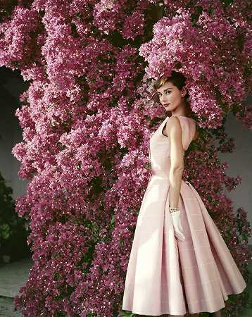 1955年，奥黛丽·赫本在《罗丽别墅》中穿着纪梵希连衣裙 by Norman Parkinson