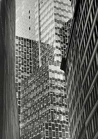 华尔街峡谷，纽约，1965年 by André Kertész