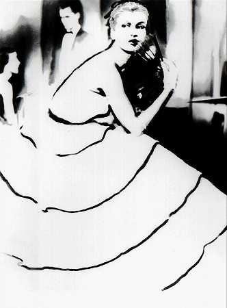 生于舞蹈：1950年，纽约艾米莉·威尔金斯的玛吉·卡托穿着裙子 by Lillian Bassman