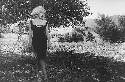 1960年，玛丽莲在美国内华达州里诺的《不般配》片场 by Inge Morath
