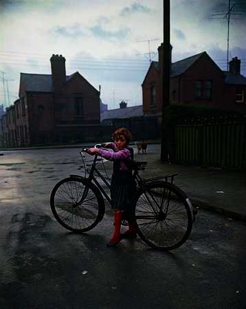 骑自行车的女孩，都柏林，1966年 by Evelyn Hofer