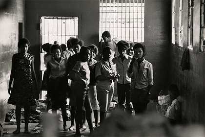 佐治亚州利斯堡。1963年，因在佐治亚州阿梅里克斯示威而被捕的女孩 by Danny Lyon