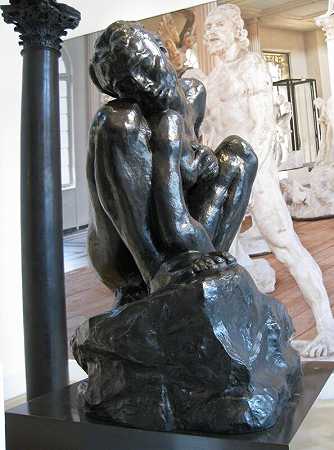 蹲着的女人，大模特，1906-1908年 by Auguste Rodin