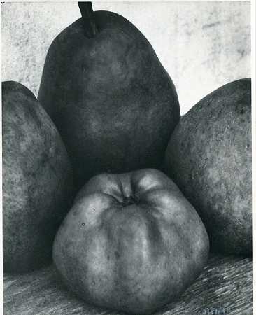 三个梨和一个苹果，1921年 by Edward Steichen