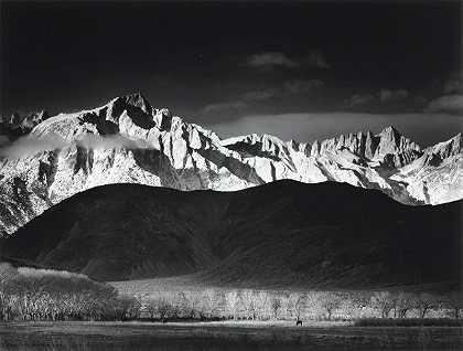 冬日日出，内华达山脉孤松，1944年 by Ansel Adams