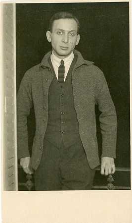 安德烈·克泰兹站在门口#3，约1927年，约1927年 by André Kertész