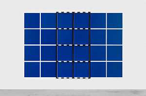 （无标题）2个黑色底盘，蓝色和白色设备，2005年 by Daniel Buren