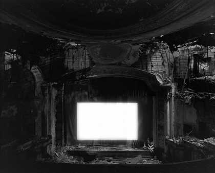 派拉蒙剧院，纽瓦克，2015年，1963年 by Hiroshi Sugimoto