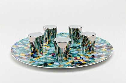 Infinity Platter和5杯套装，2015年 by 草间弥生